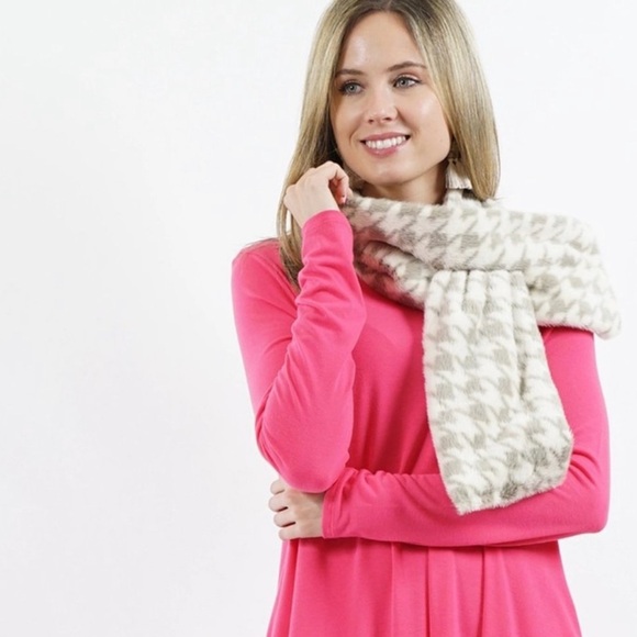 Passion of Essence Accessories - Faux Fur Scarf Houndstooth Tuck-In Scarf